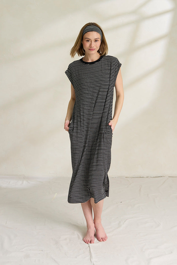 Una is 5'10", typically wears a size 2 and is wearing a size small