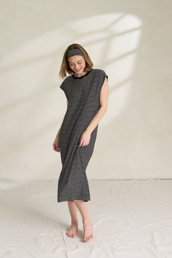 Una is 5'10", typically wears a size 2 and is wearing a size small