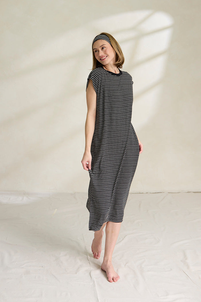 Una is 5'10", typically wears a size 2 and is wearing a size small