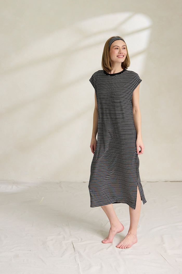 Una is 5'10", typically wears a size 2 and is wearing a size small