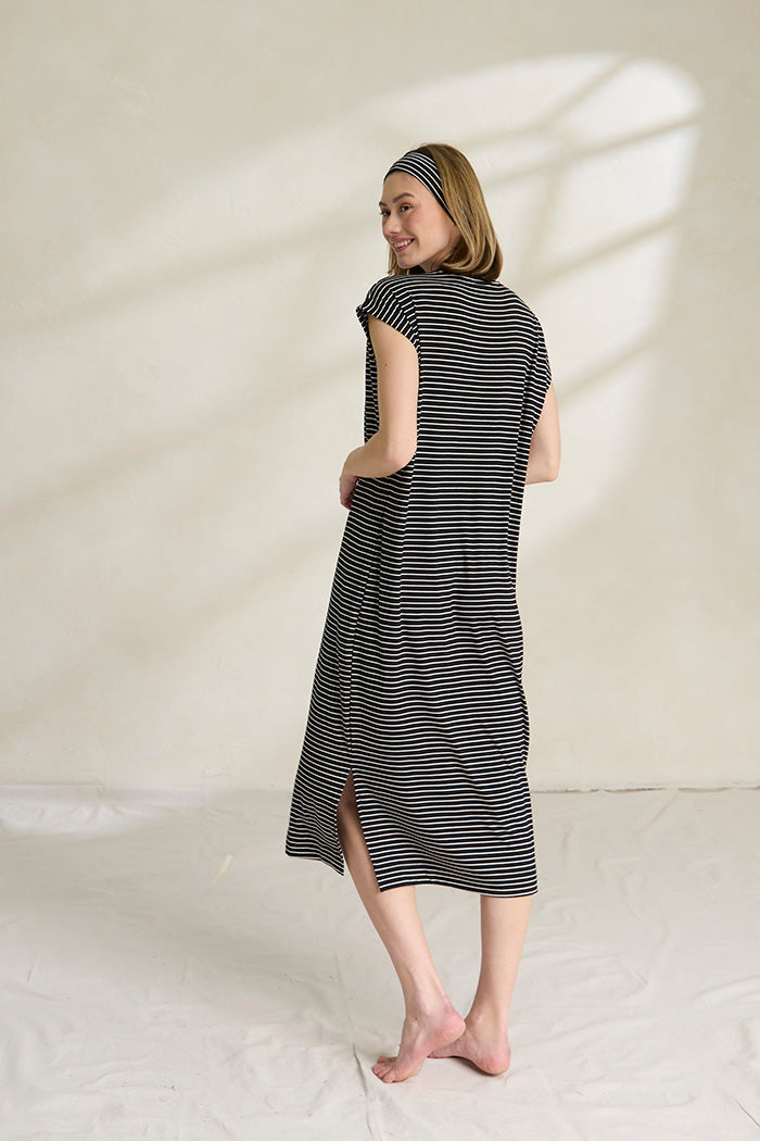 Una is 5'10", typically wears a size 2 and is wearing a size small