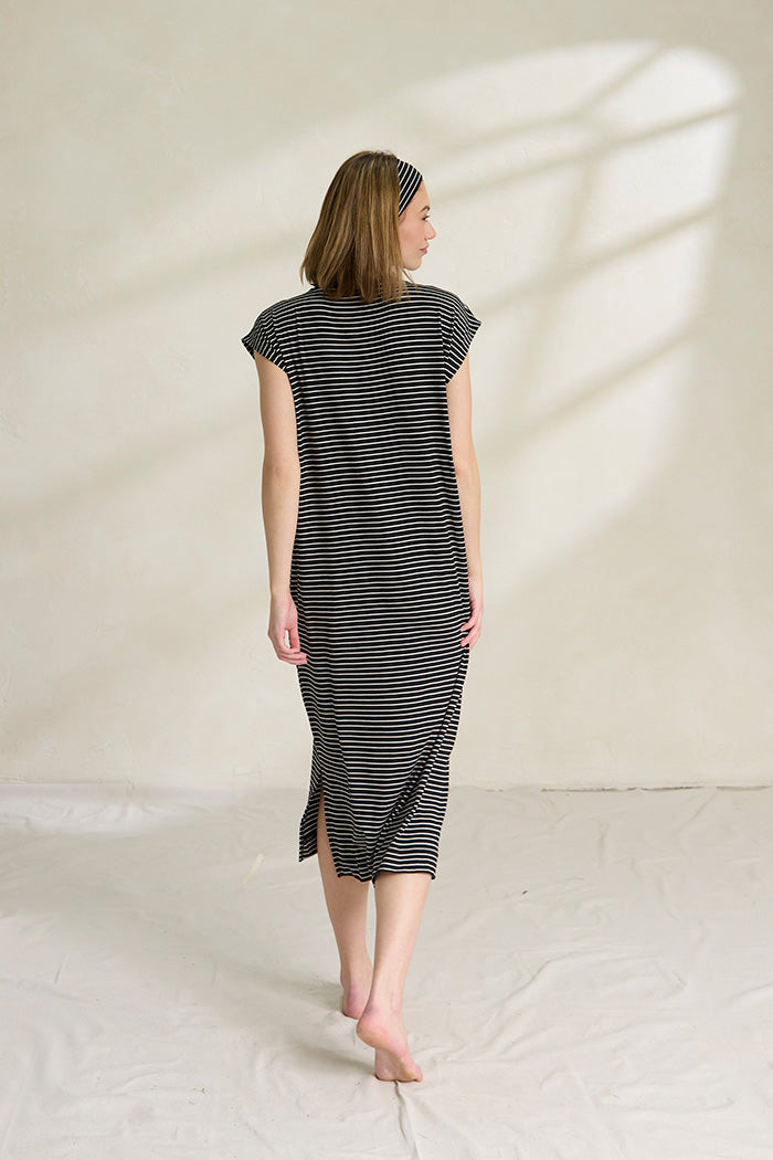 Una is 5'10", typically wears a size 2 and is wearing a size small