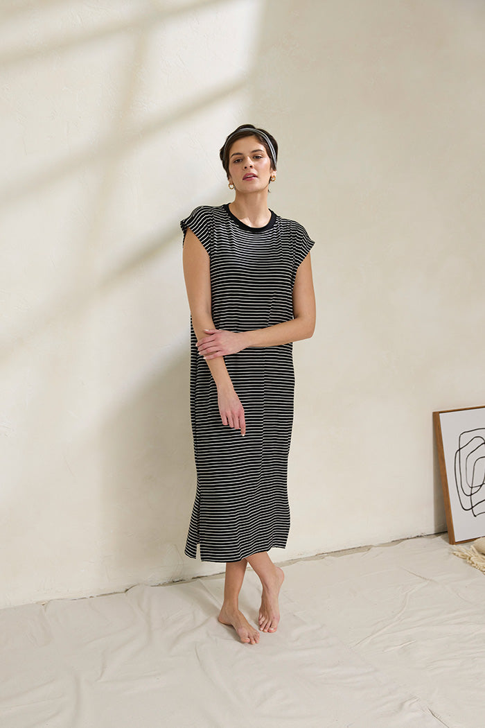 Natasha is 5'11", typically wears a size 4/6 and is wearing a size small