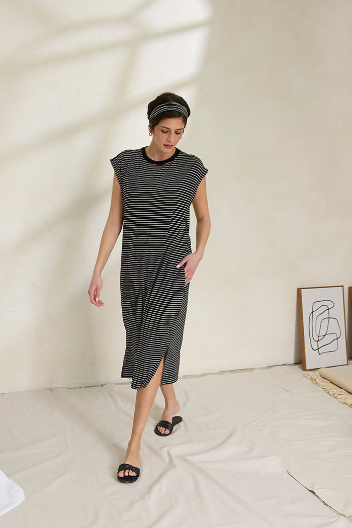 Natasha is 5'11", typically wears a size 4/6 and is wearing a size small