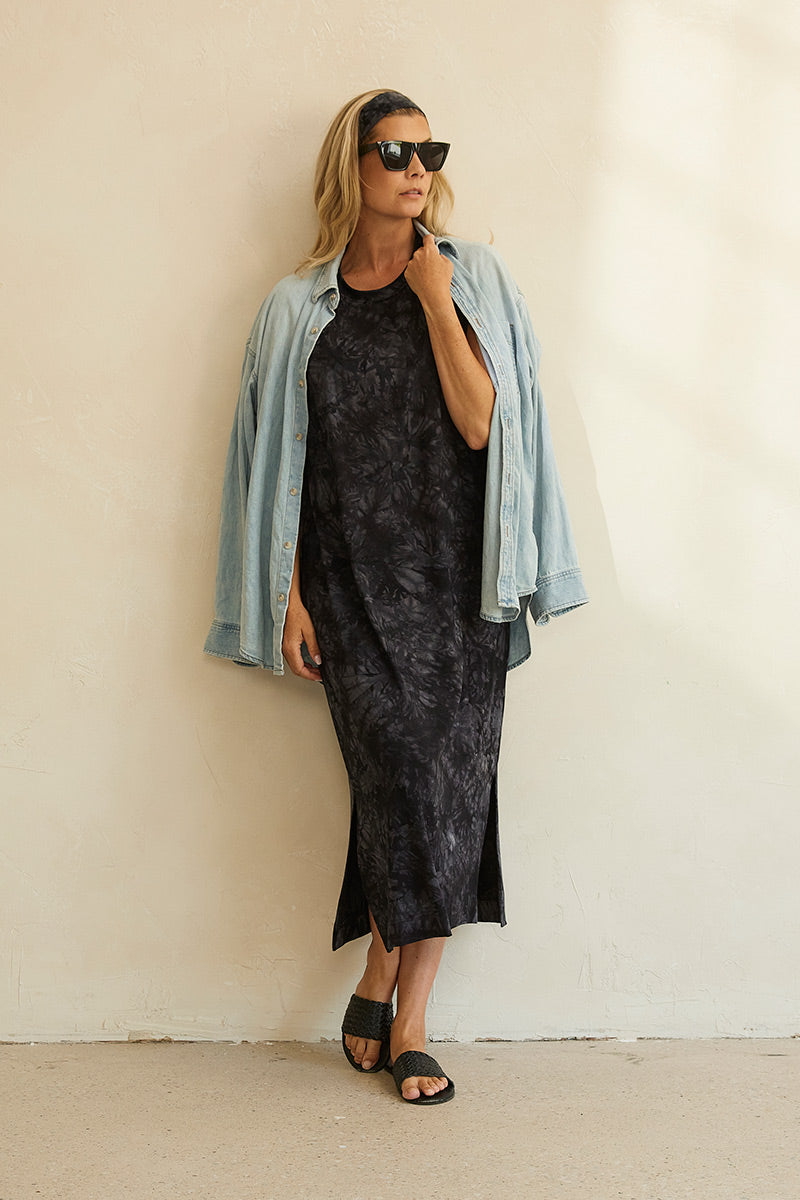 Amber is 5'9", typically wears a size 4/6 and is wearing a size M