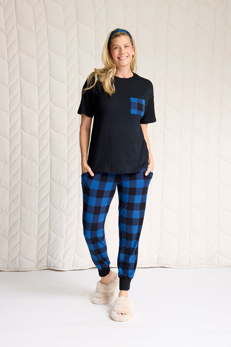 Amber is 5'9", typically wears a size 6/8 and is wearing a size M