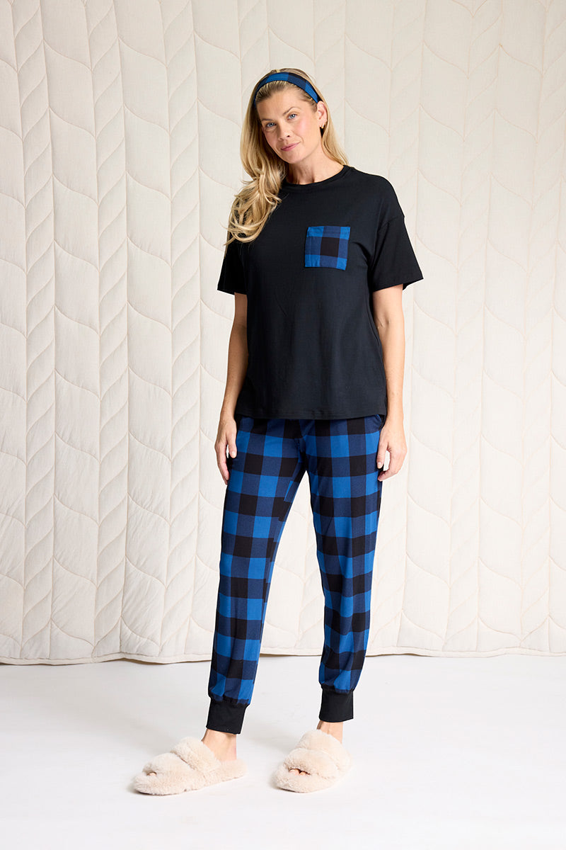 Amber is 5'9", typically wears a size 6/8 and is wearing a size M