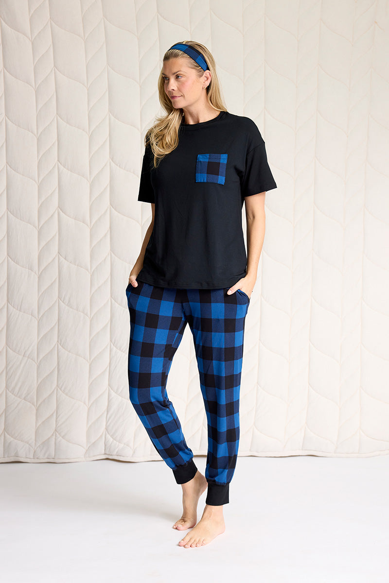 Amber is 5'9", typically wears a size 6/8 and is wearing a size M