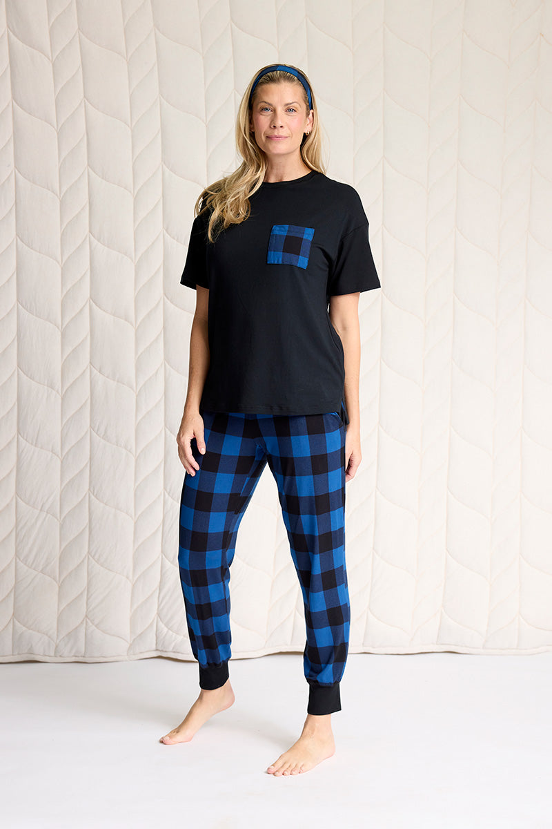 Amber is 5'9", typically wears a size 6/8 and is wearing a size M