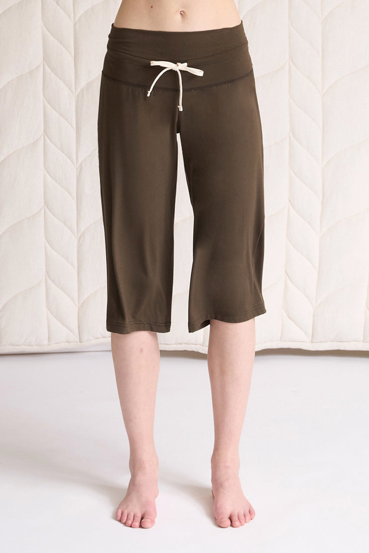 Una is 5'10", typically wears a size 2 and is wearing a size small