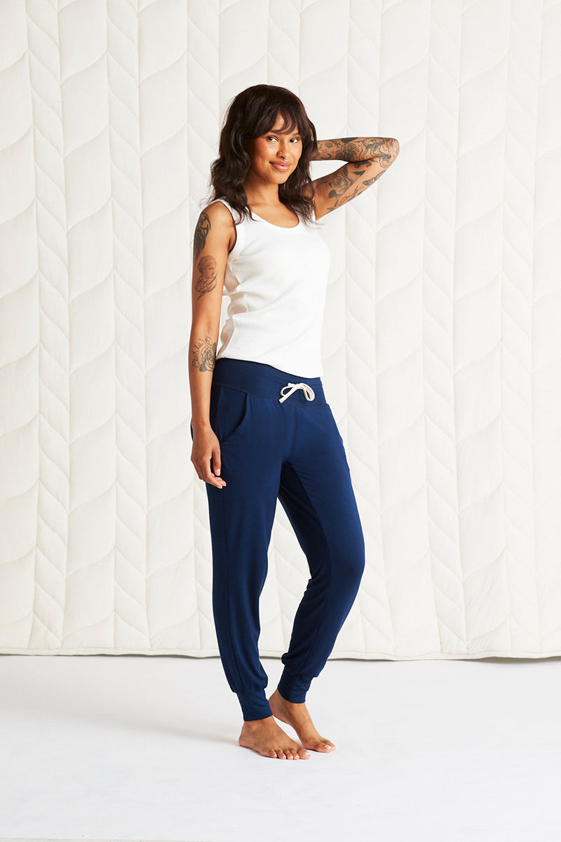 Chloe is 5'8", typically wears a size 4 and is wearing a size small