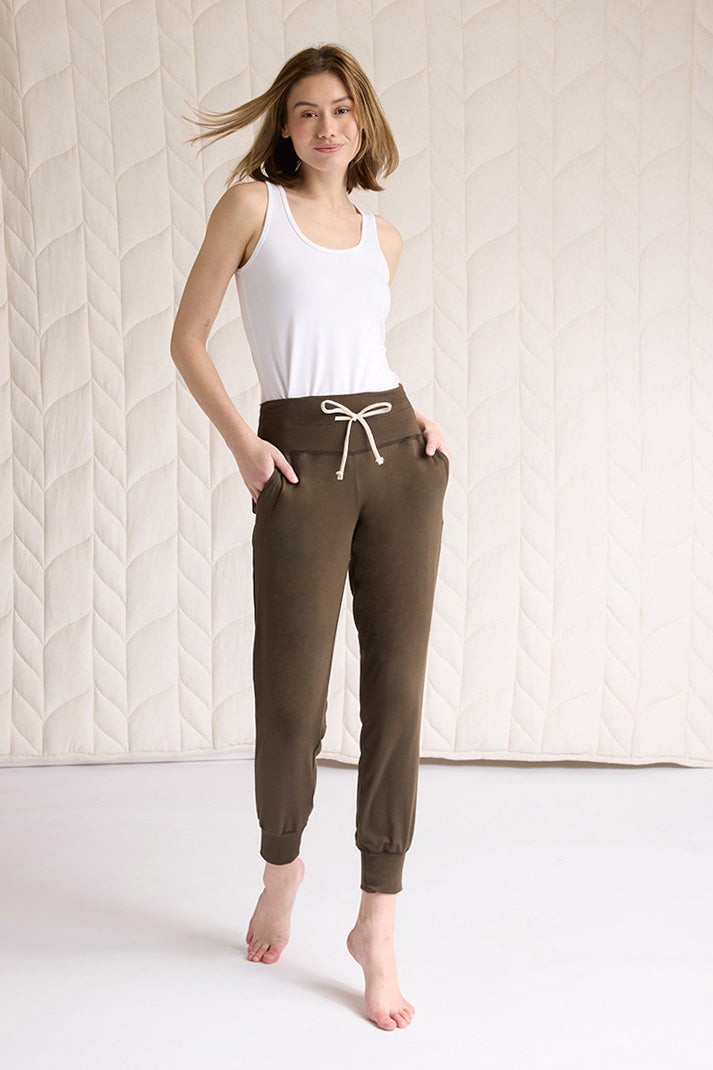 Una is 5'10", typically wears a size 2 and is wearing a size small