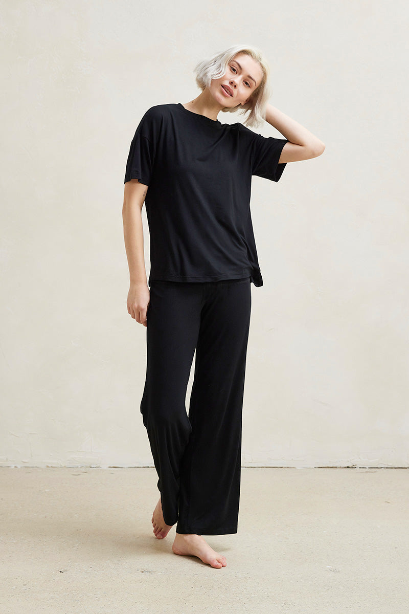 Una is 5'10", typically wears a size 2 and is wearing a size small