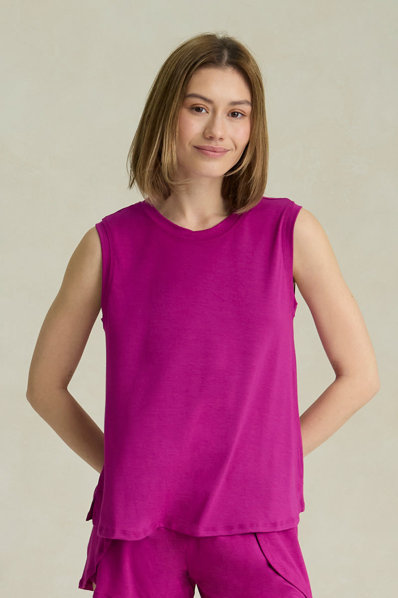 Una is 5'10", typically wears a size 2 and is wearing a size small