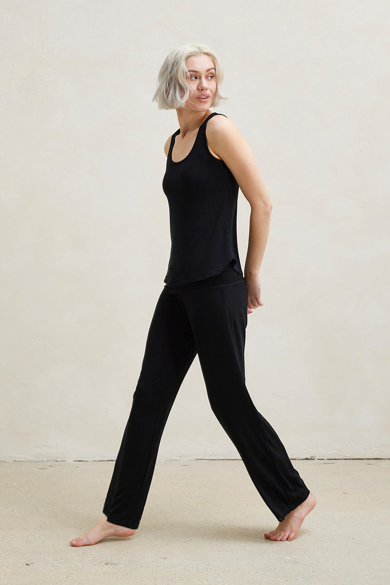 Una is 5'10", typically wears a size 2 and is wearing a size small