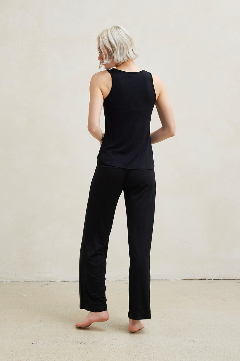 Una is 5'10", typically wears a size 2 and is wearing a size small