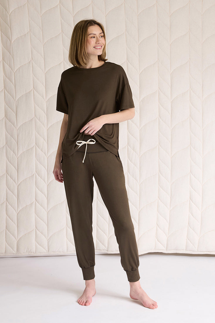 Una is 5'10", typically wears a size 2 and is wearing a size small