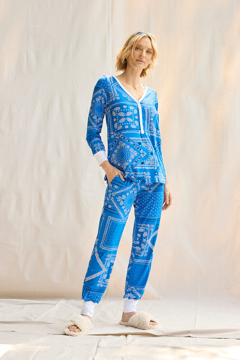 Elyse is 5'9", typically wears a size 2 and is wearing a size small