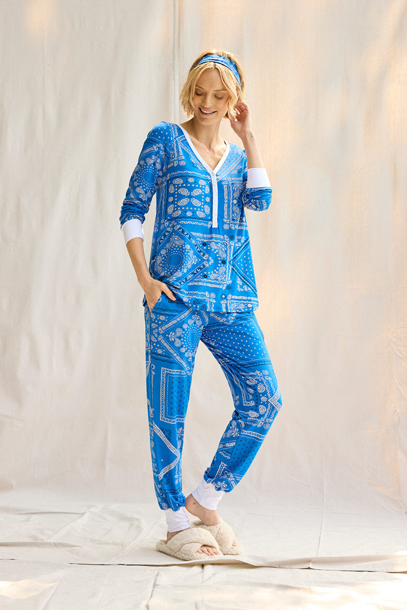 Elyse is 5'9", typically wears a size 2 and is wearing a size small