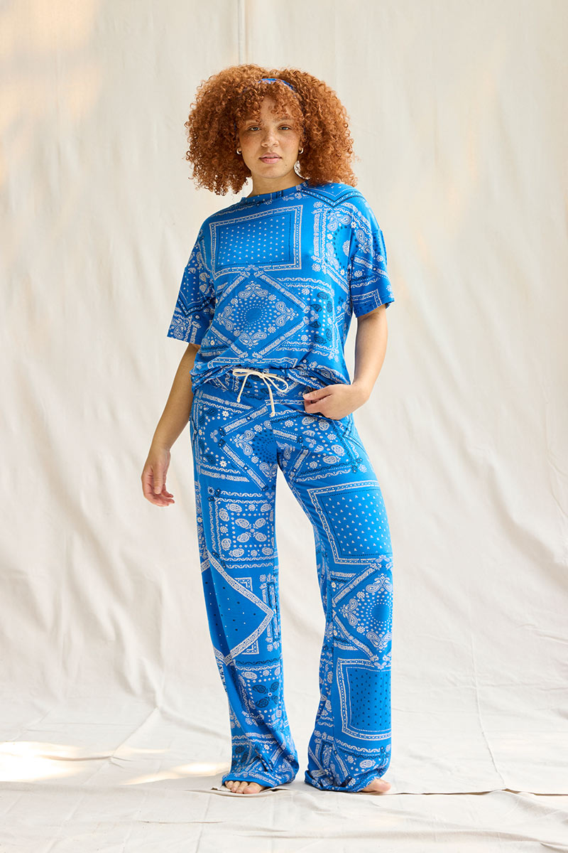 Robyn is 5'8", typically wears a size 10 and is wearing a size large