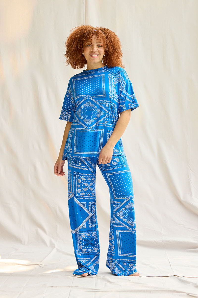 Robyn is 5'8", typically wears a size 10 and is wearing a size large