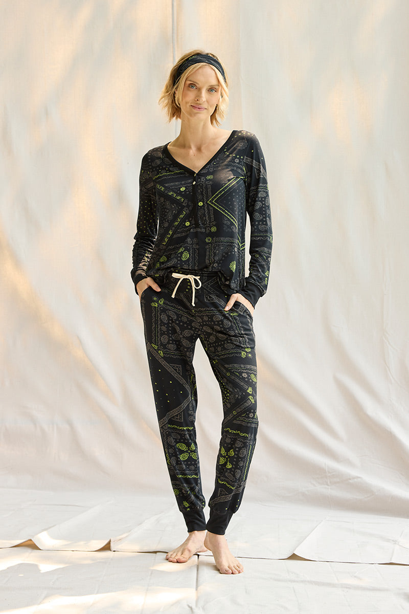 Elyse is 5'9", typically wears a size 2 and is wearing a size small