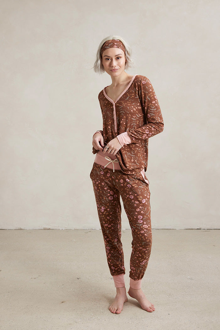 Una is 5'10", typically wears a size 2 and is wearing a size small