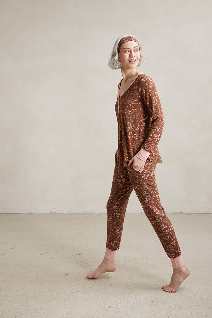 Una is 5'10", typically wears a size 2 and is wearing a size small