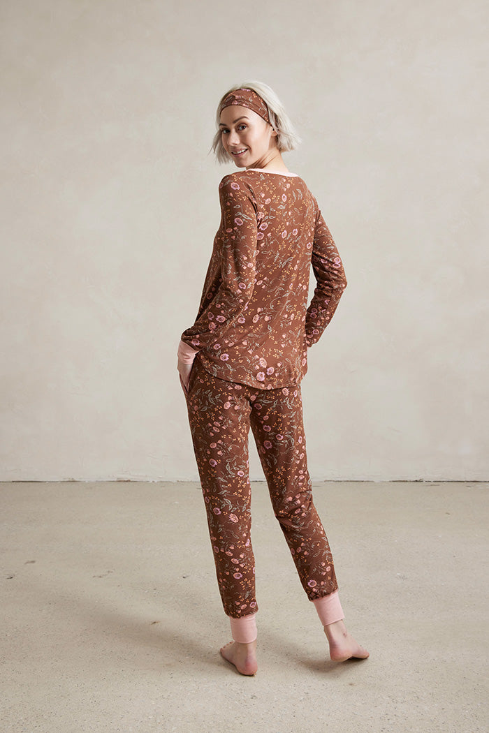 Una is 5'10", typically wears a size 2 and is wearing a size small