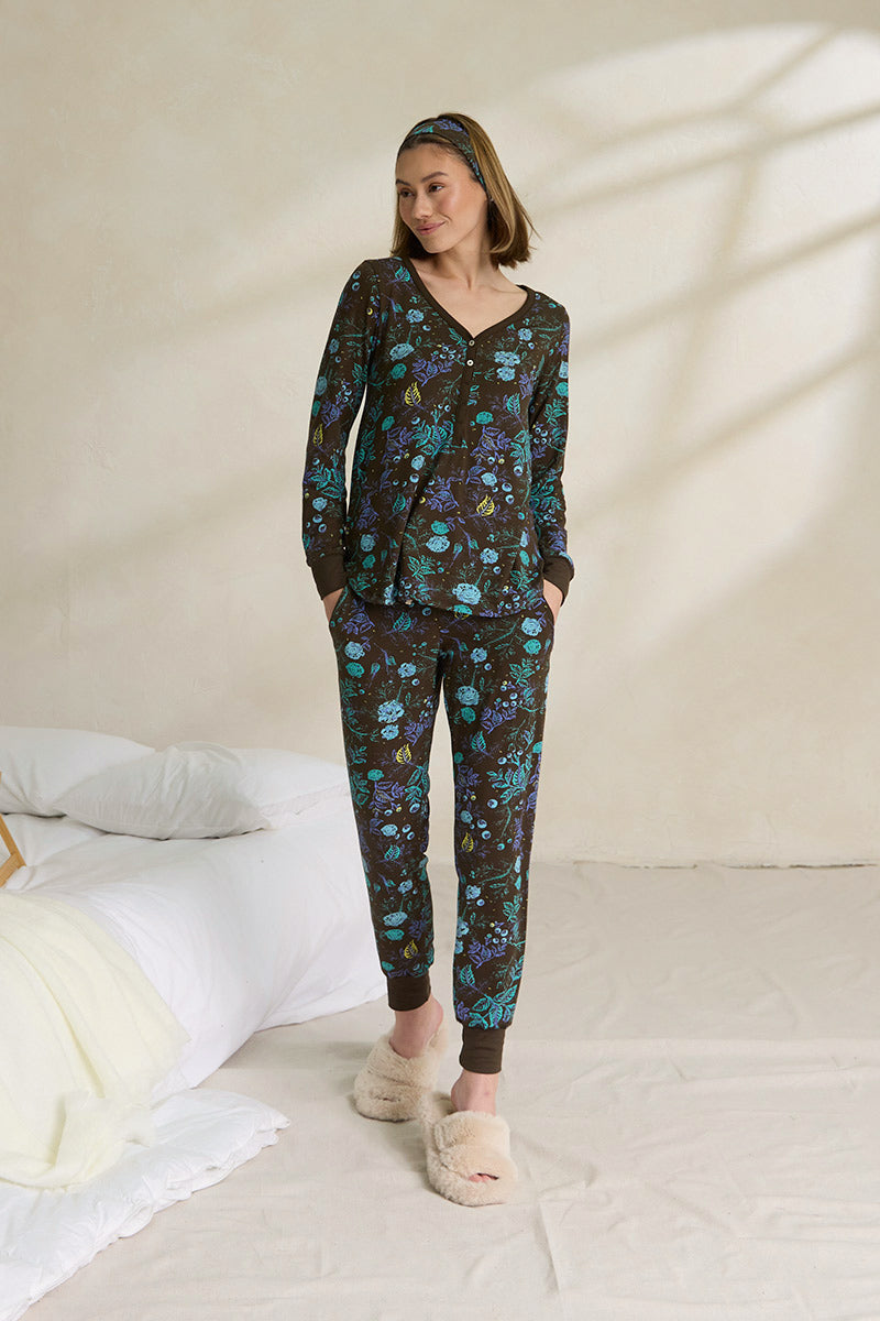 Una is 5'10", typically wears a size 2 and is wearing a size small