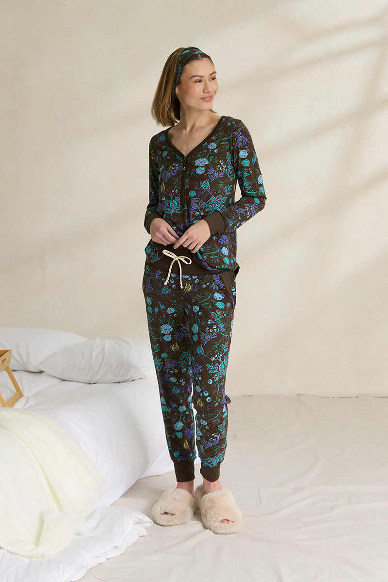 Una is 5'10", typically wears a size 2 and is wearing a size small