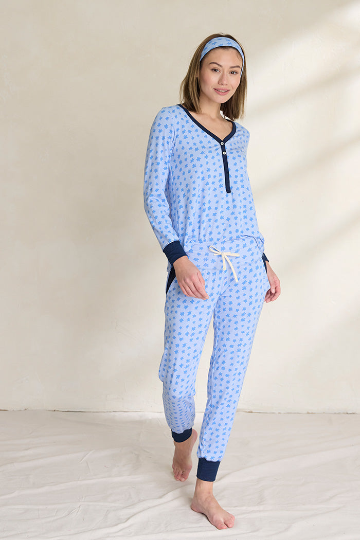 Una is 5'10", typically wears a size 2 and is wearing a size small