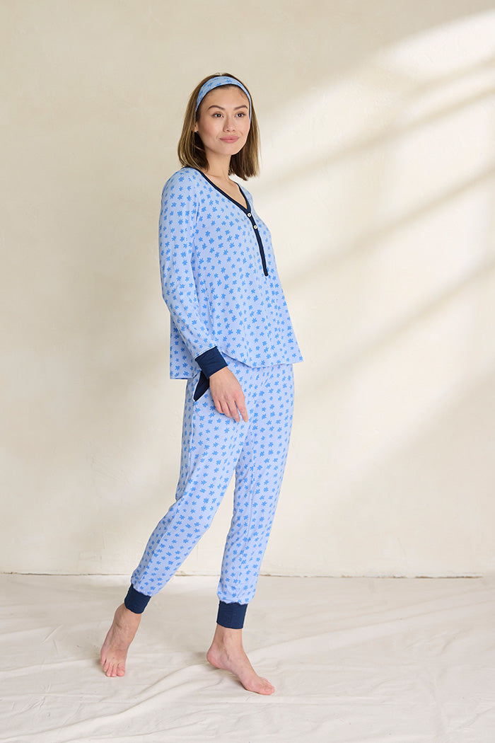 Una is 5'10", typically wears a size 2 and is wearing a size small