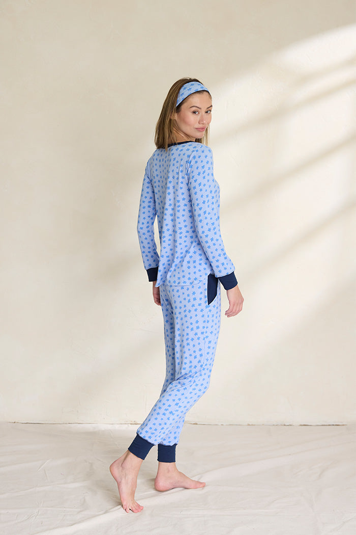 Una is 5'10", typically wears a size 2 and is wearing a size small