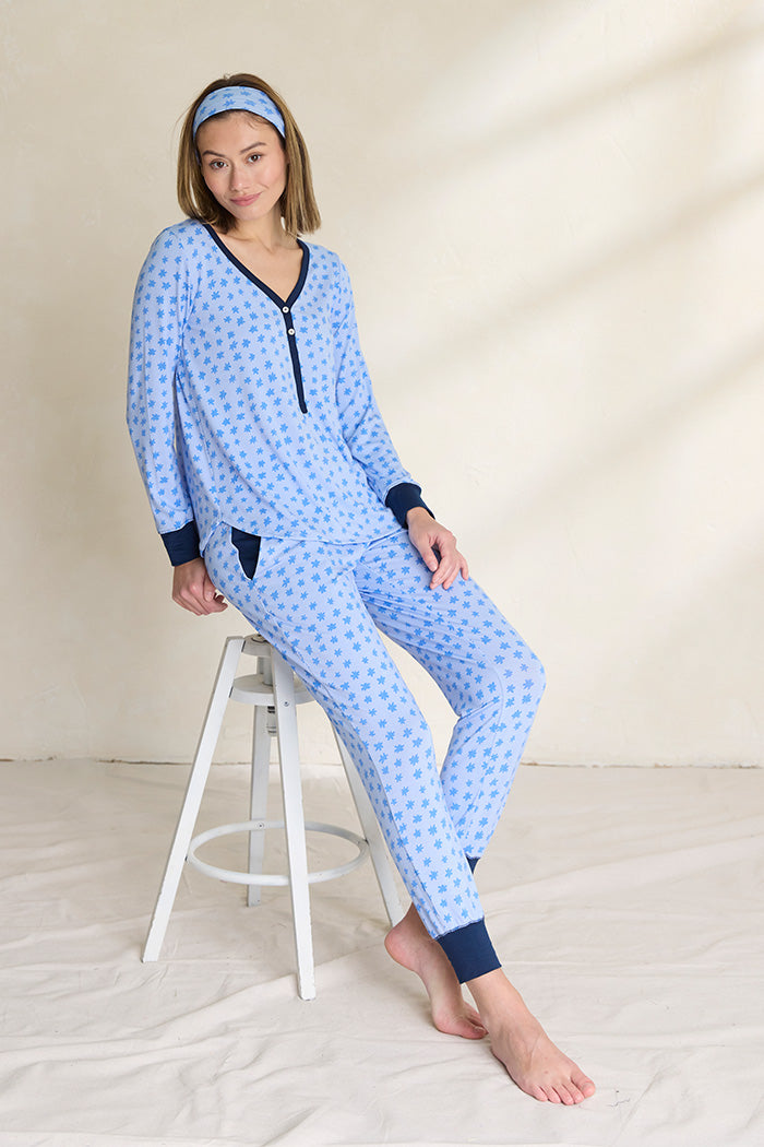 Una is 5'10", typically wears a size 2 and is wearing a size small