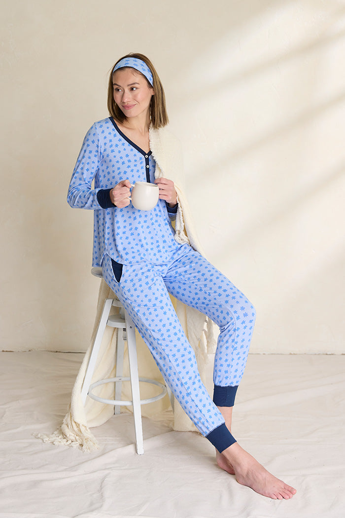 Una is 5'10", typically wears a size 2 and is wearing a size small