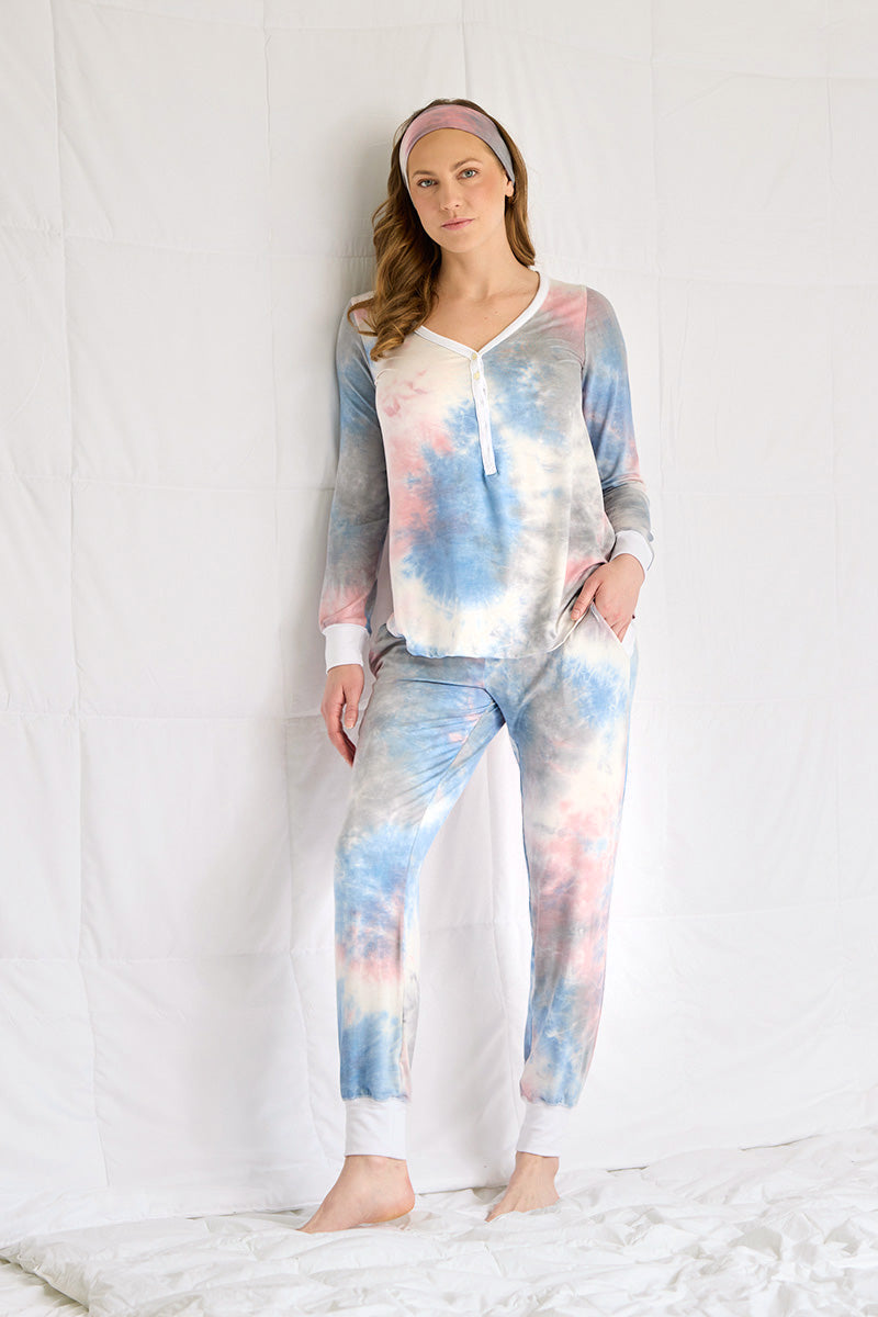 Siobhan is 5'8", typically wears a size 4 and is wearing a size small