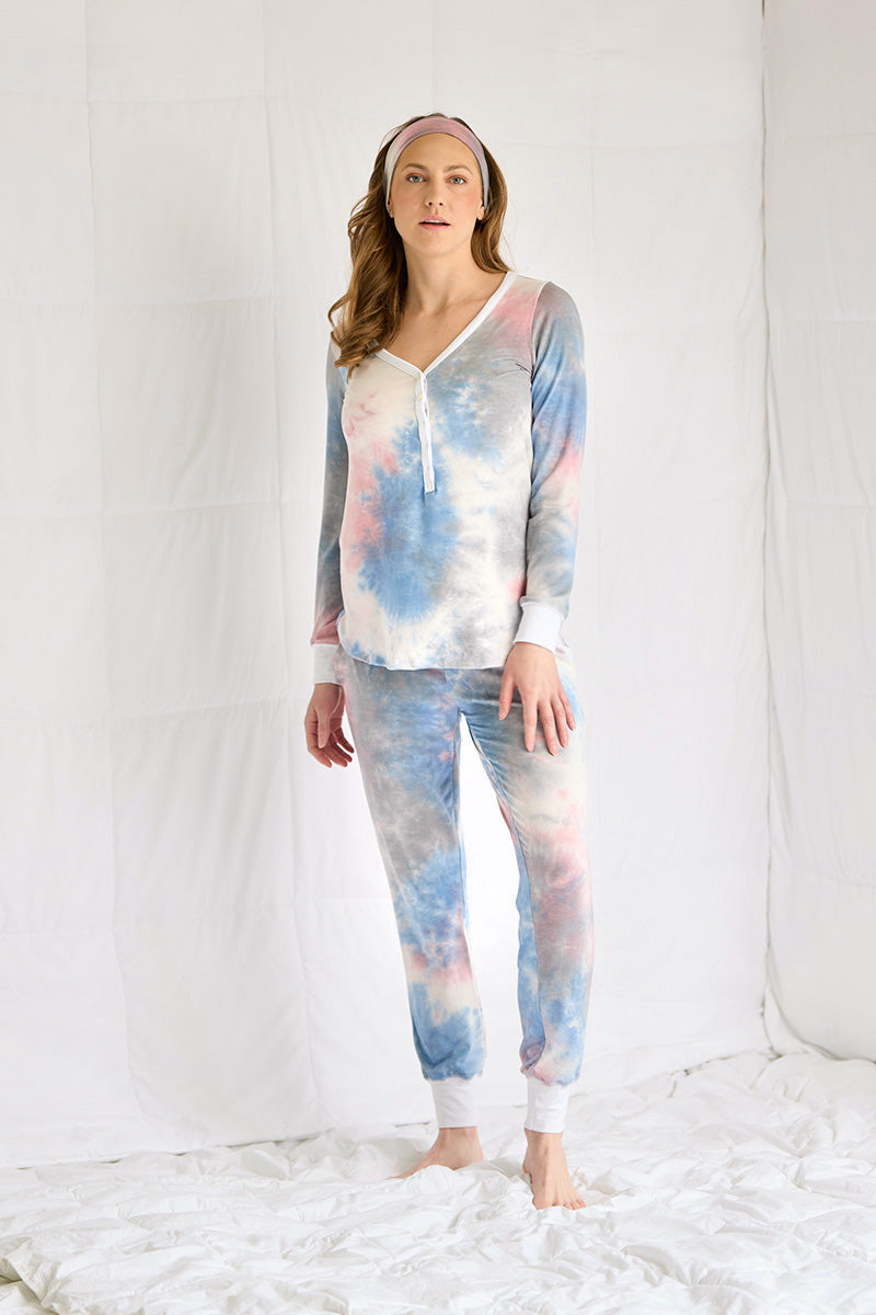 Siobhan is 5'8", typically wears a size 4 and is wearing a size small