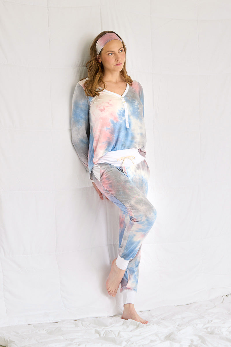 Siobhan is 5'8", typically wears a size 4 and is wearing a size small