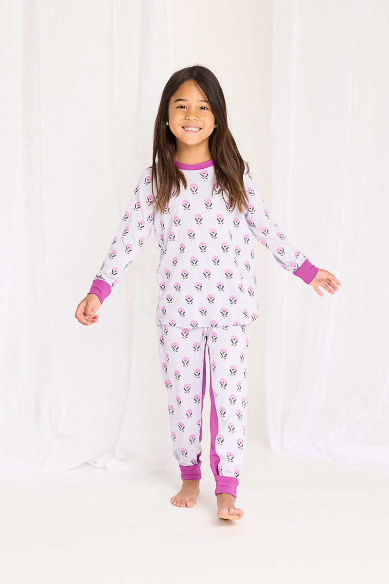 Noa is wearing a size 5/6