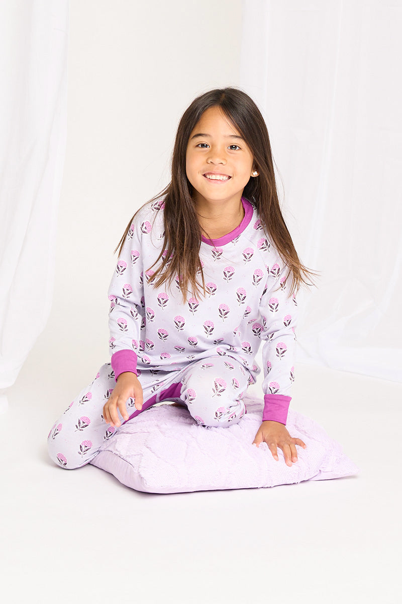 Noa is wearing a size 5/6