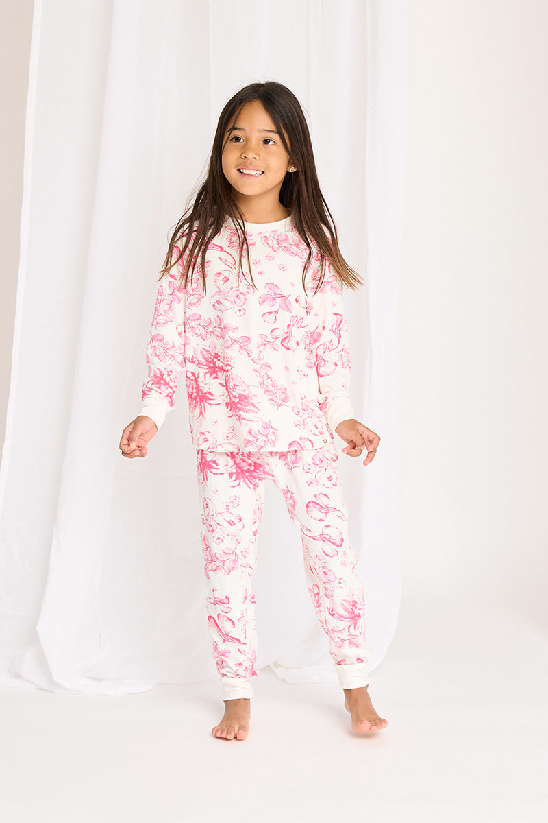 Noa is wearing size 5/6