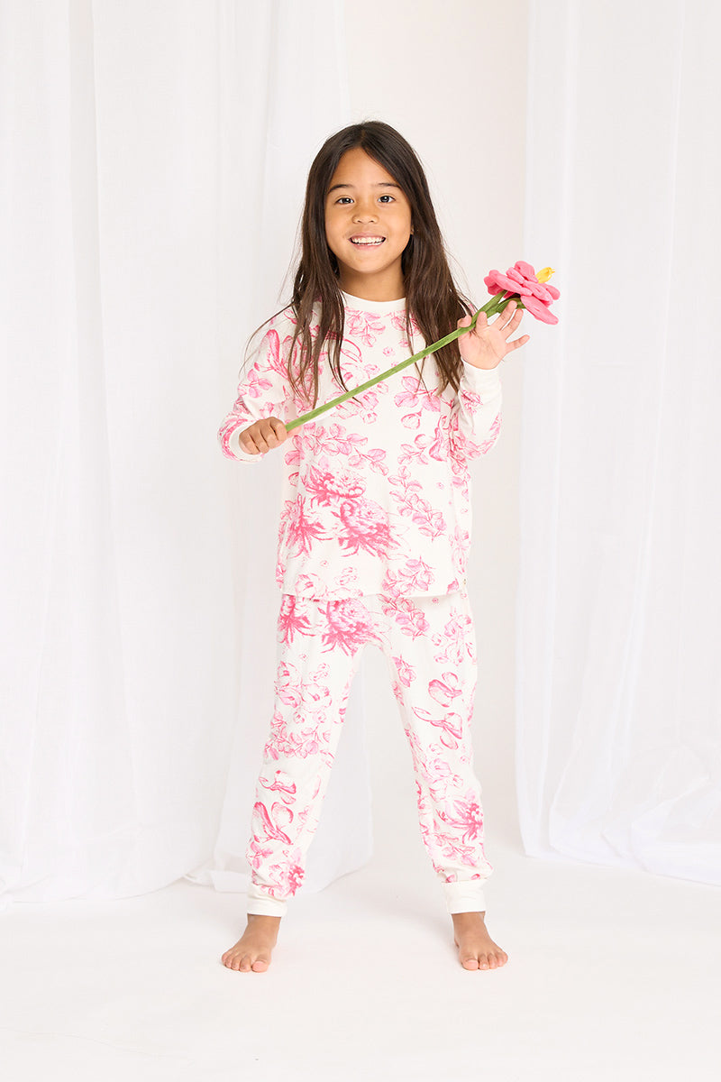 Noa is wearing size 5/6