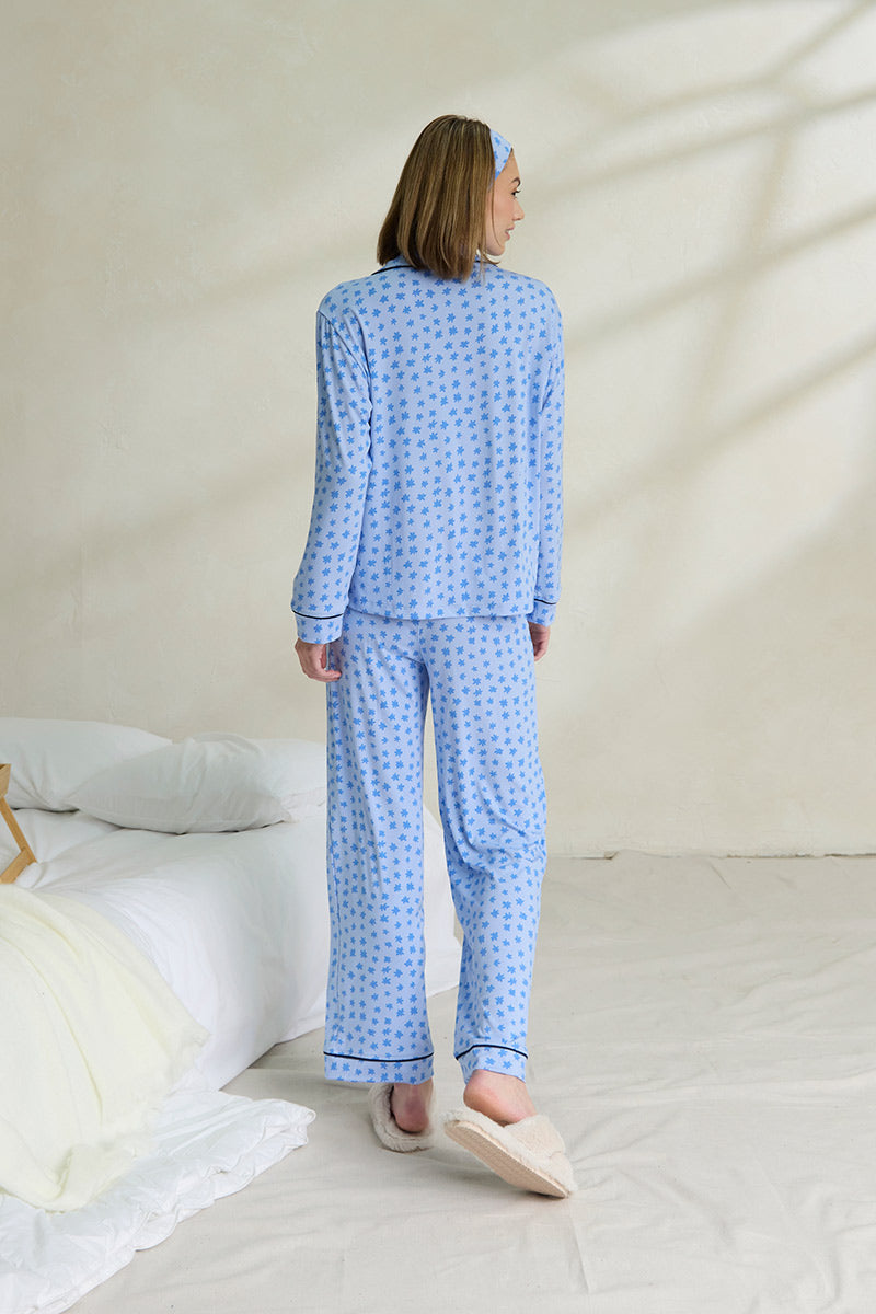 Una is 5'10", typically wears a size 2 and is wearing a size small