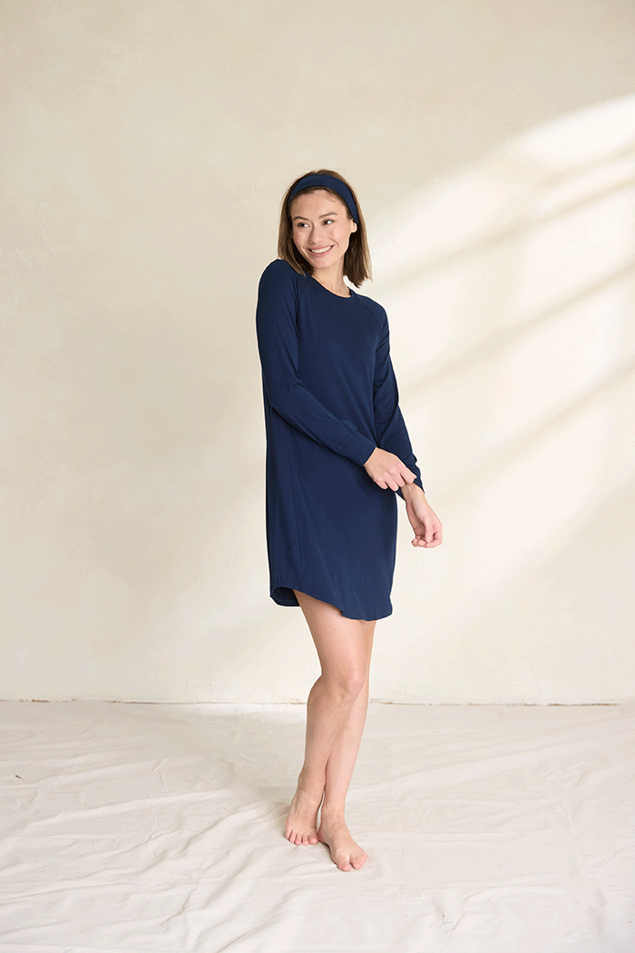 Una is 5'10", typically wears a size 2 and is wearing a size small