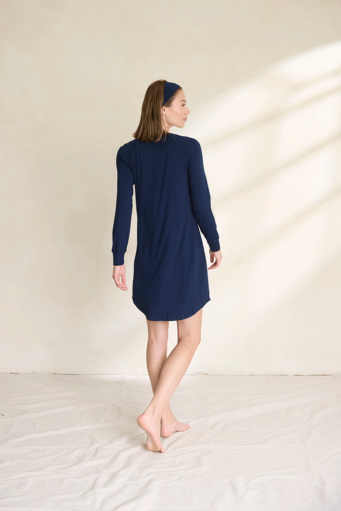 Una is 5'10", typically wears a size 2 and is wearing a size small