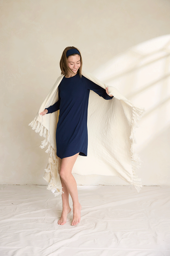 Una is 5'10", typically wears a size 2 and is wearing a size small