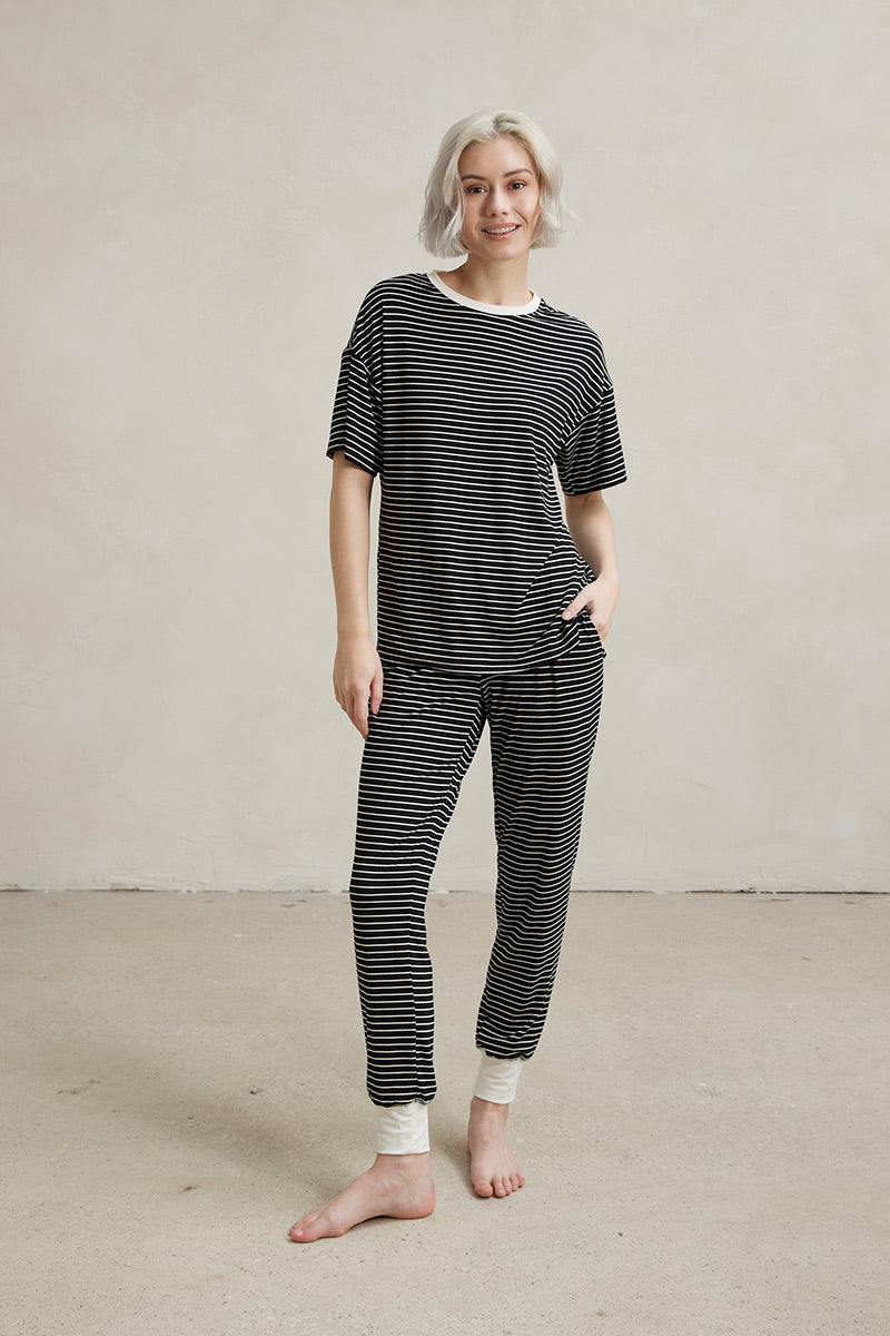 Una is 5'10", typically wears a size 2 and is wearing a size small