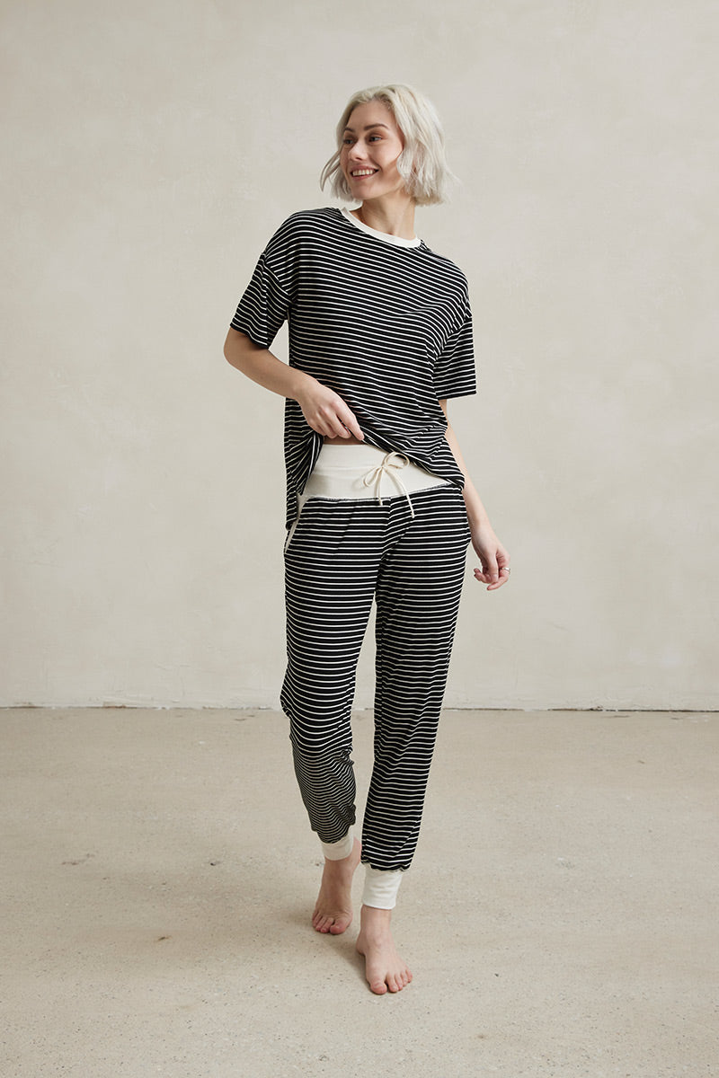 Una is 5'10", typically wears a size 2 and is wearing a size small