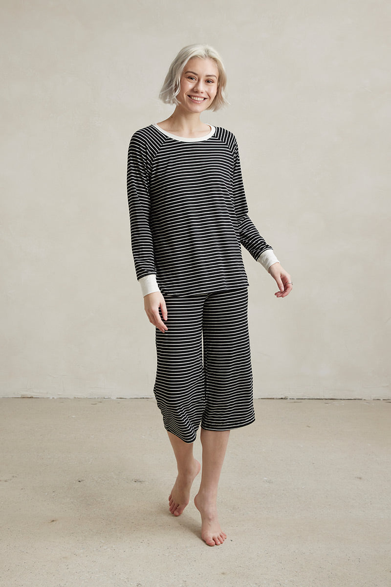 Una is 5'10", typically wears a size 2 and is wearing a size small